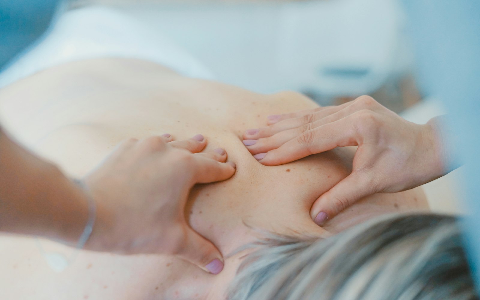Massage sportif profond des muscles d'un athlète lors d'une séance de récupération.